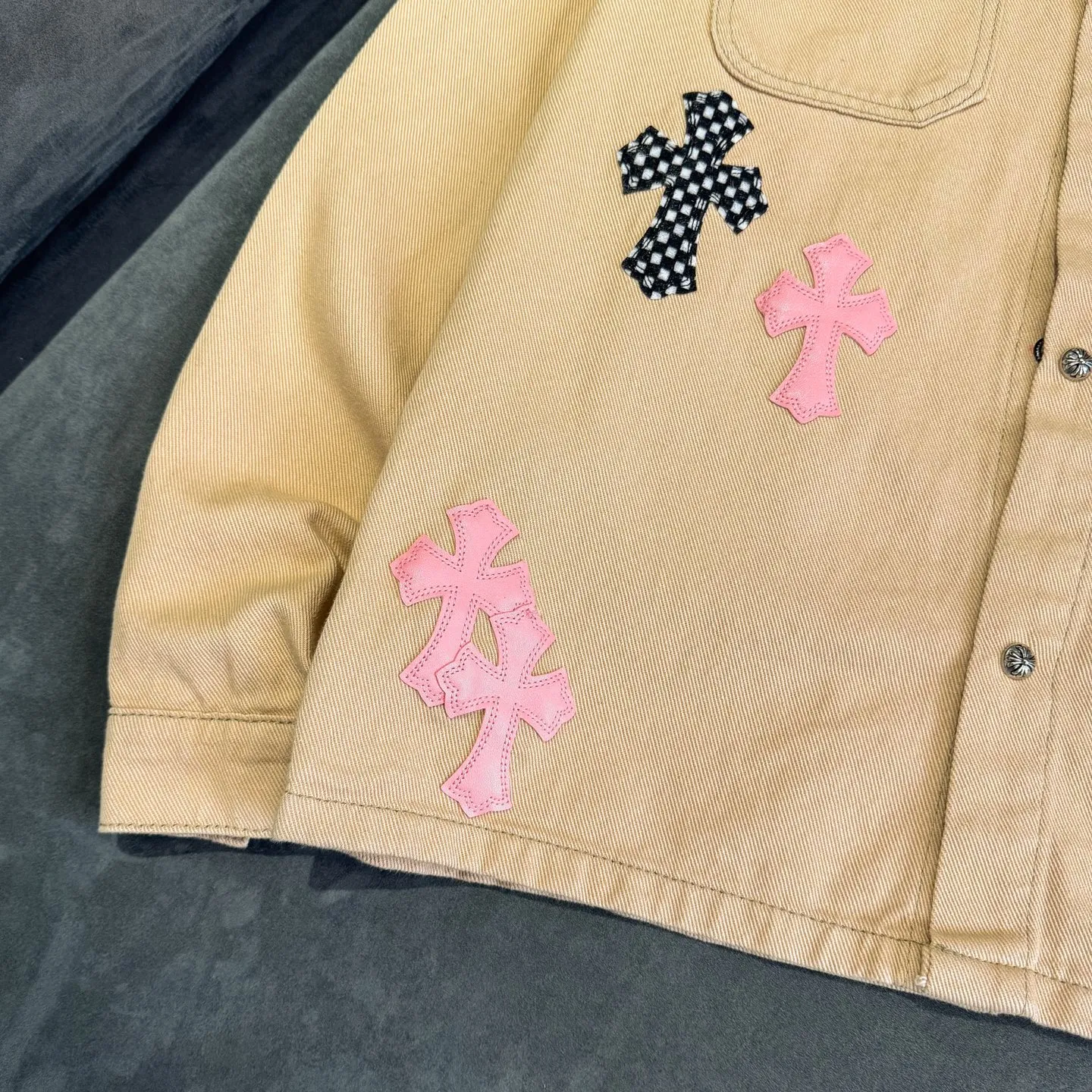 P260 Chrome Hearts丨Chloe Hearts 25ss Cherry Blossom Pink Leather Jacket Same Style for Men and Women WorkDog Pink Leather Jacket, a timeless workwear series. The fabric is made of custom-woven high-density canvas, which took more than two months. It was subsequently lightly coated to give the whole body a glossy look~ Zero color difference was achieved, and the fabric texture details were all in place! The crosses of the accessories are all genuine sheepskin, hand-stitched! The actual texture is better, the upper body is stiff, and it is OK for both men and women. The dark cross leather element has its own aura and can be worn with any outfit to slay the audience! Let you easily control the rate of return! The cross stitching is all lambskin, the inner leather is first-layer calfskin, the hardware is silver-plated, and the details are full. Size: S/M/L/XL Length: 66/68/70/72 Bust: 55/57.5/60/62.5 Shoulder width: 45.5/47.5/49.5/51.5 Sleeve length: 62/63/64/65